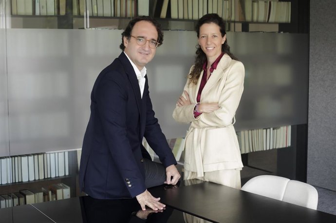 La presidenta del Observatorio de Impacto y socia de Transcendent, María Herrero, y el vicepresidente del Observatorio de Impacto y presidente ejecutivo de Ontier España, Pedro Rodero.