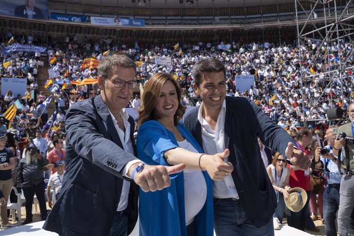 (E-D) El president del Partit Popular, Alberto Núñez Feijóo; la candidata a l'Alcaldia de Valncia, Maria José Catalá; i el president del PP de la Comunitat Valenciana, Carlos Mazón.