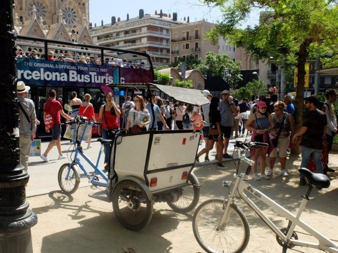 Turistas en la Sagrada Familia de Barcelona