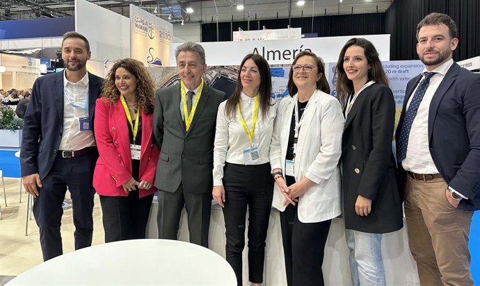 En el centro, la presidenta de la APA, Rosario Soto.