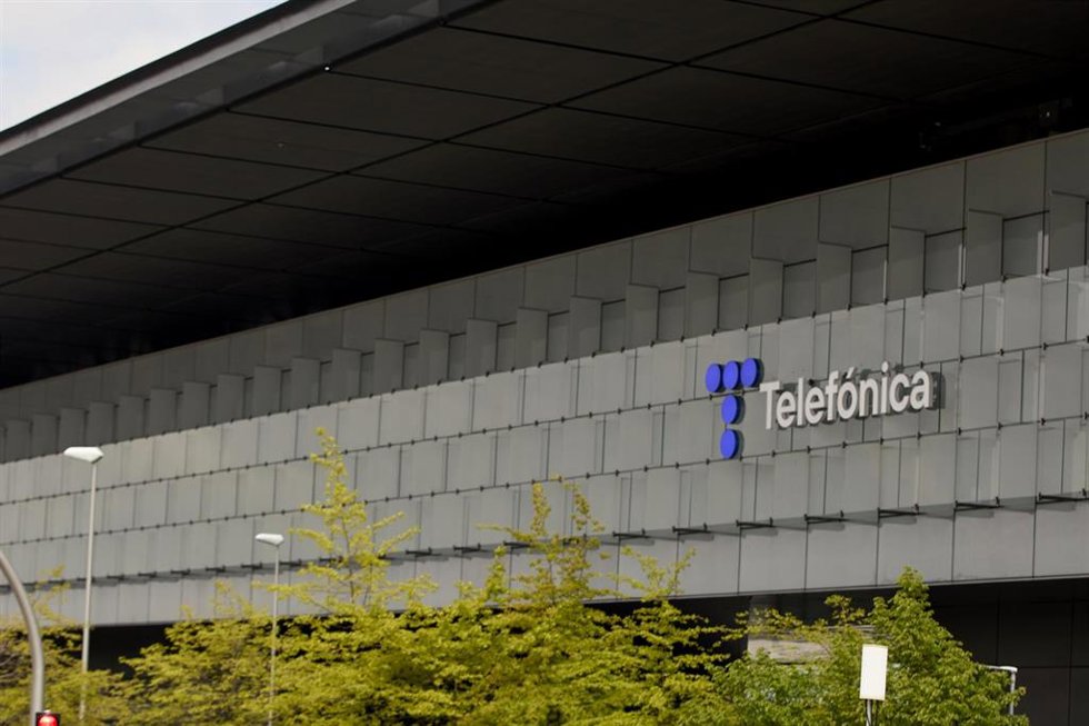 Archivo - Edificio de la sede de Telefónica, a 27 de abril de 2021, en Madrid, (España). Telefónica ha cambiado su imagen por primera vez en más de dos décadas con un nuevo logo que rememora las míticas cabinas telefónicas.