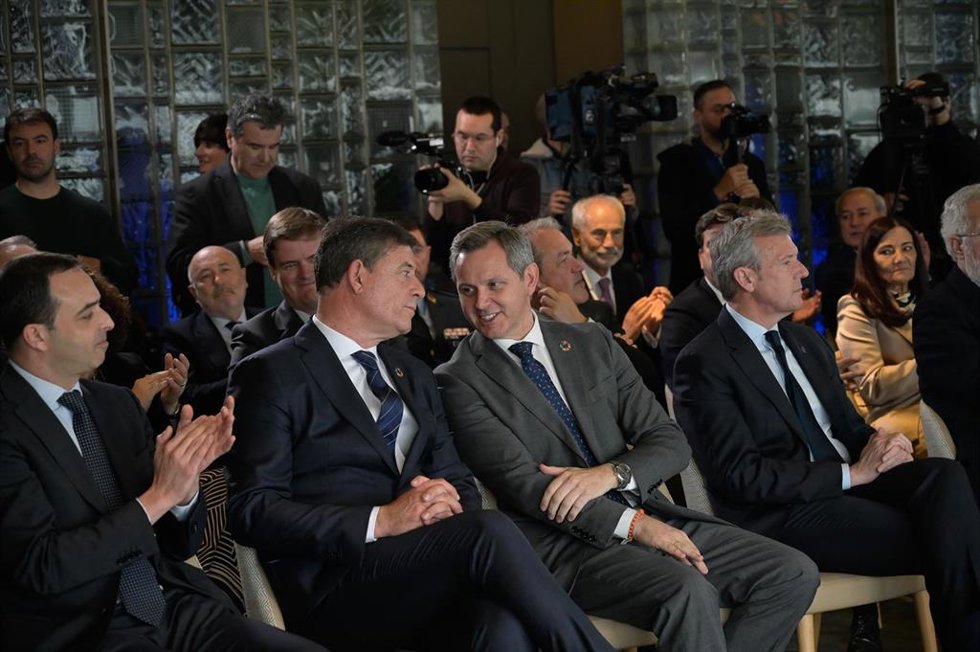 Archivo - (I-D) El nuevo delegado del Gobierno en Galicia, José Ramón Gómez Besteiro; el ministro de Sanidad, José Miñones y el presidente de la Xunta de Galicia, Alfonso Rueda, durante el acto de toma de posesión del cargo de delgado del Gobierno en Ga