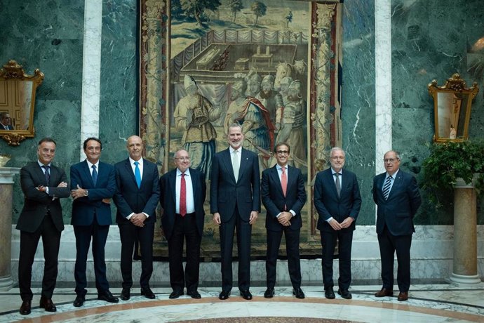 Pere Taberner, Antoni Llorens, Jose Luis Bonet, Felipe VI, Pau Relat y Constantí Serrallonga en la audiencia celebrada en el Palacio Albéniz de Barcelona