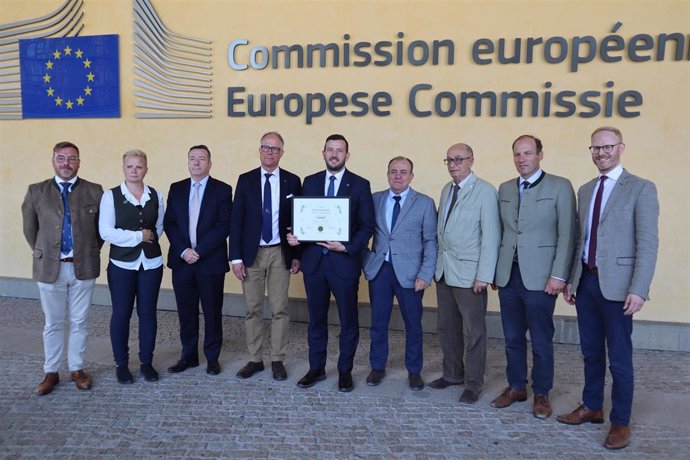 Cazadores europeos entregan 360.000 firmas para exigir a la Comisión Europea que trabaje con la caza y no contra ella, en Bruselas a 6 de junio de 2023.