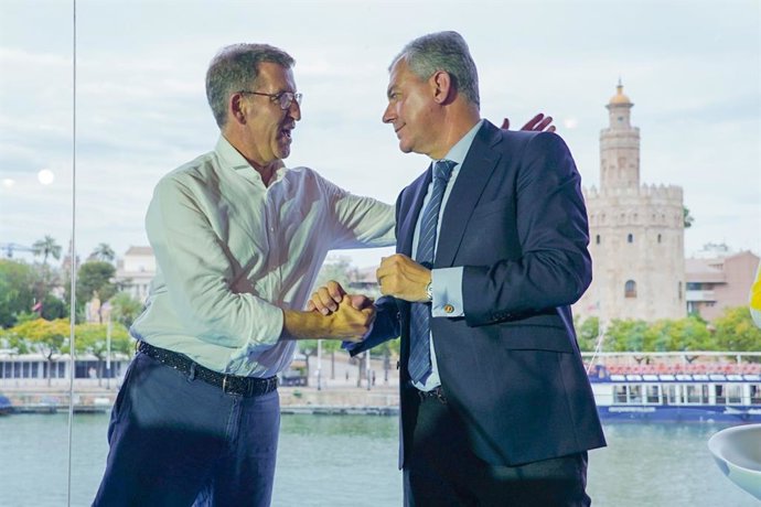 El presidente del PP, Alberto Núñez Feijóo, saluda a José Luis Sanz, alcalde electo de Sevilla, en Abades Triana con motivo de la Junta Directiva Regional celebrada en la capital andaluza.