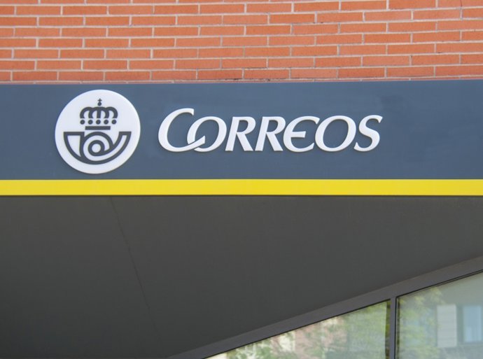 Archivo - Imagen de una oficina de Correos con el emblema de la empresa