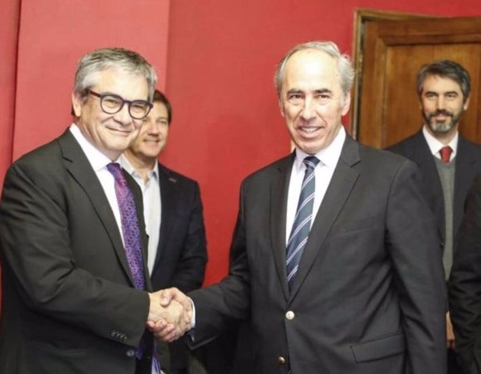 El presidente de la patronal de Chile, Ricardo Mewes, en una reunión con el ministro de Hacienda de Chile, Mario Marcel