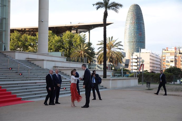 El Rei Felipe VI saluda a la ministra Raquel Sánchez a la seva arribada a la Nit de la Logística.