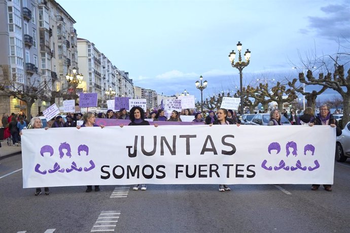 Archivo - Varias mujeres protestan con un cartel durante una manifestación convocada por la Comisión 8 de Marzo, por el 8M, Día Internacional de la Mujer, desde la rotonda de Puertochico hasta la Plaza del Ayuntamiento, a 8 de marzo de 2023, en Santande