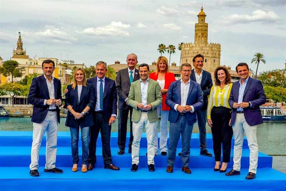El presidente del PP, Alberto Núñez Feijóo (3d), y el presidente del PP de Andalucía y de la Junta, Juanma Moreno (4d), en la foto de familia con los próximos alcaldes del PP en las capitales andaluzas antes de la reunión de la Junta Directiva Regional 