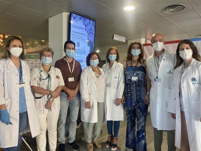 Responsables sanitarios en la colecta de sangre.