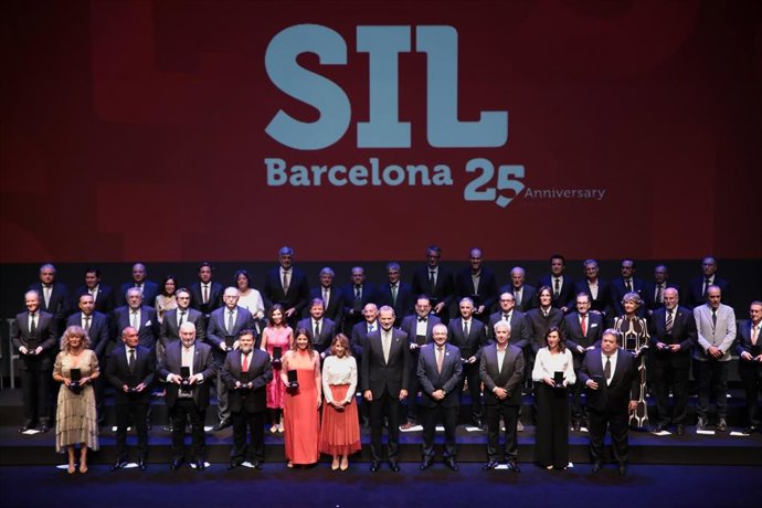 El Rey Felipe VI, la ministra Raquel Sánchez, el delegado especial del Estado en el CZFB, Pere Navarro, y la directora general, Blanca Sorigué, junto a las personalidades reconocidas.