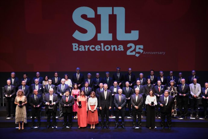 El Rey Felipe VI, la ministra Raquel Sánchez, el delegado especial del Estado en el CZFB, Pere Navarro, y la directora general, Blanca Sorigué, junto a las personalidades reconocidas.