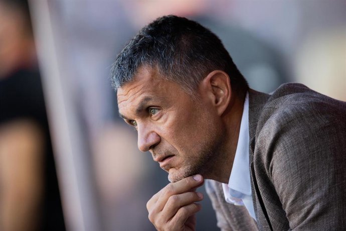 Archivo - Paolo Madini viendo un partido del AC Milan