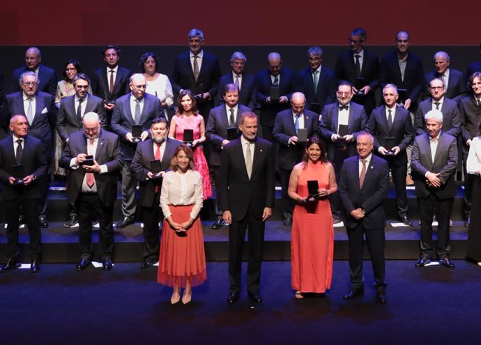 La directora general del CZFB, Blanca Sorigué, després de rebre el reconeixement de mans del Rei Felipe VI, al costat de la ministra Raquel Sánchez i el delegat especial, Pere Navarro.
