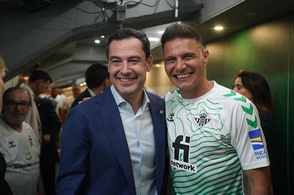 Moreno participa en el homenaje al futbolista del Betis Joaquín Sánchez