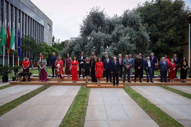 Posado de grupo de los homenajeados del Día de la Provincia de Sevilla y las autoridades