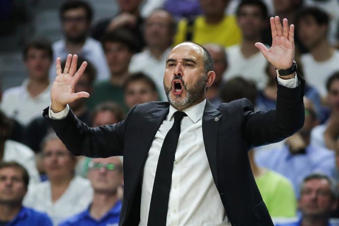 Chus Mateo,entrenador del Real Madrid, gesticula durante el partido ante el Joventut