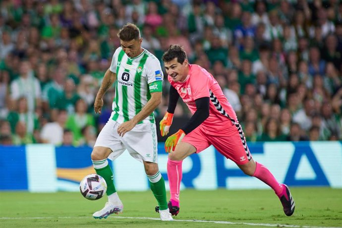 Joaquin Sánchez regatea a Iker Casillas para hacer uno de sus goles en su partido homenaje