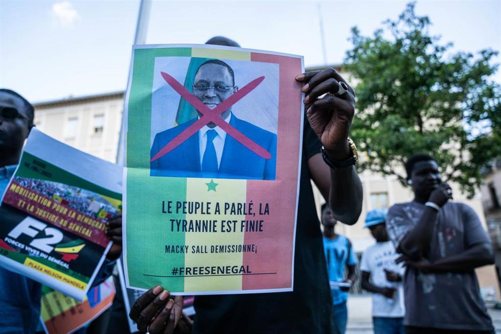 Varias personas protestan durante una movilización por la Democracia y la Justicia en Senegal, en la Plaza Nelson Mandela, a 6 de junio de 2023, en Madrid (España)