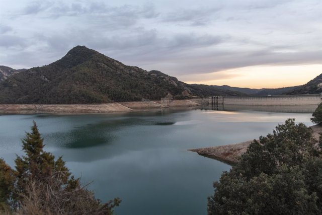Archivo - El pantano de La Baells, que se encuentra al 56% de su capacidad, en Bergadá, Barcelona, Catalunya (España). El pantano, que hace un año estaba al 87% y hoy solo tiene un 56%, se suma a una lista de embalses afectados por la pertinaz sequía que 