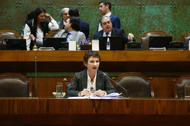 La ministra de Interior y Seguridad Pública de Chile, Carolina Tohá, en el Parlamento chileno