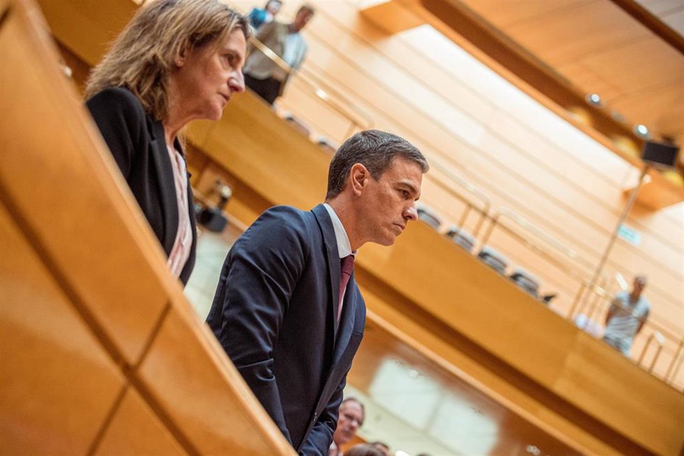 La vicepresidenta tercera y ministra para la Transición Ecológica y el Reto Demográfico, Teresa Ribera, y el presidente del Gobierno, Pedro Sánchez, durante una sesión plenaria en el Senado, a 16 de mayo de 2023, en Madrid (España).