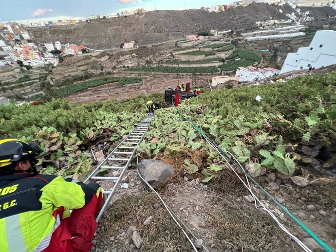 Los bomberos en el rescate del hombre que cayó por una ladera de Las Palmas de Gran Canaria