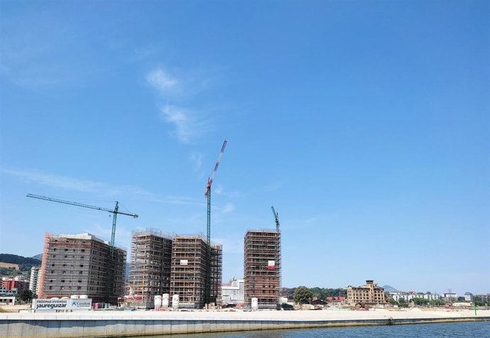 Archivo - Obras de construcción de viviendas. 