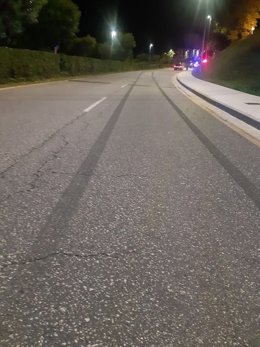 Marcas de frenada de dos conductores denunciados en Lugo por conducción temeraria y por circular bajo los efectos de alcohol y drogas.