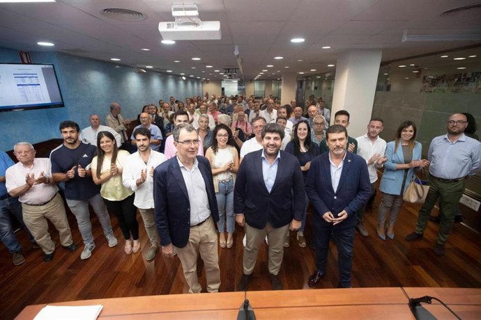 López Miras y Ballesta, en la reunión con los alcaldes y portavoces de los 67 barrios y pedanías