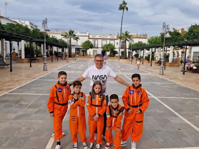 Los niños protagonistas de la expedición junto con el profesor Herminio Rodríguez Pozo