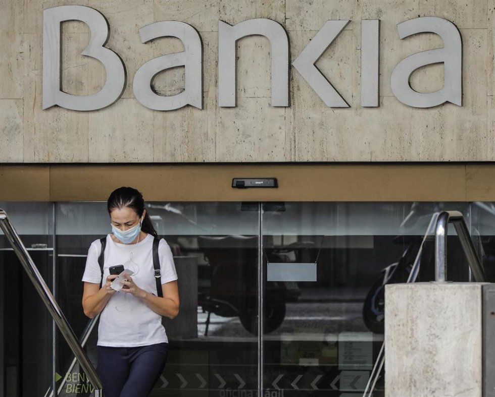 Archivo - Una mujer sale de la sede de Bankia en Valencia, Comunidad Valenciana (España), a 4 de septiembre de 2020. CaixaBank y Bankia estudian emprender un proceso de fusión con el fin de aumentar su rentabilidad ante la crisis provocada por la pandem
