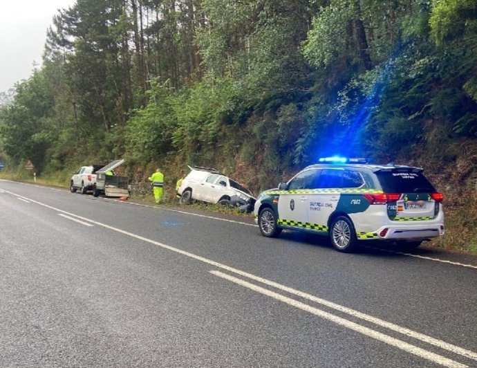 Herido un hombre tras salirse de la vía con su Pick-up en A Pontenova (Lugo)