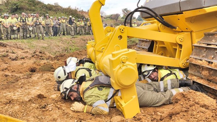 Prácticas contra incendios con maquinaria pesada en Bizkaia.