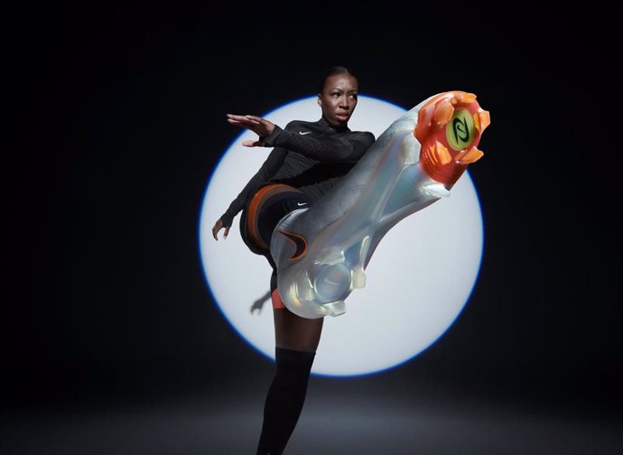 Nike presenta Phantom Luna, la bota de fútbol para mujer más innovadora de su historia.