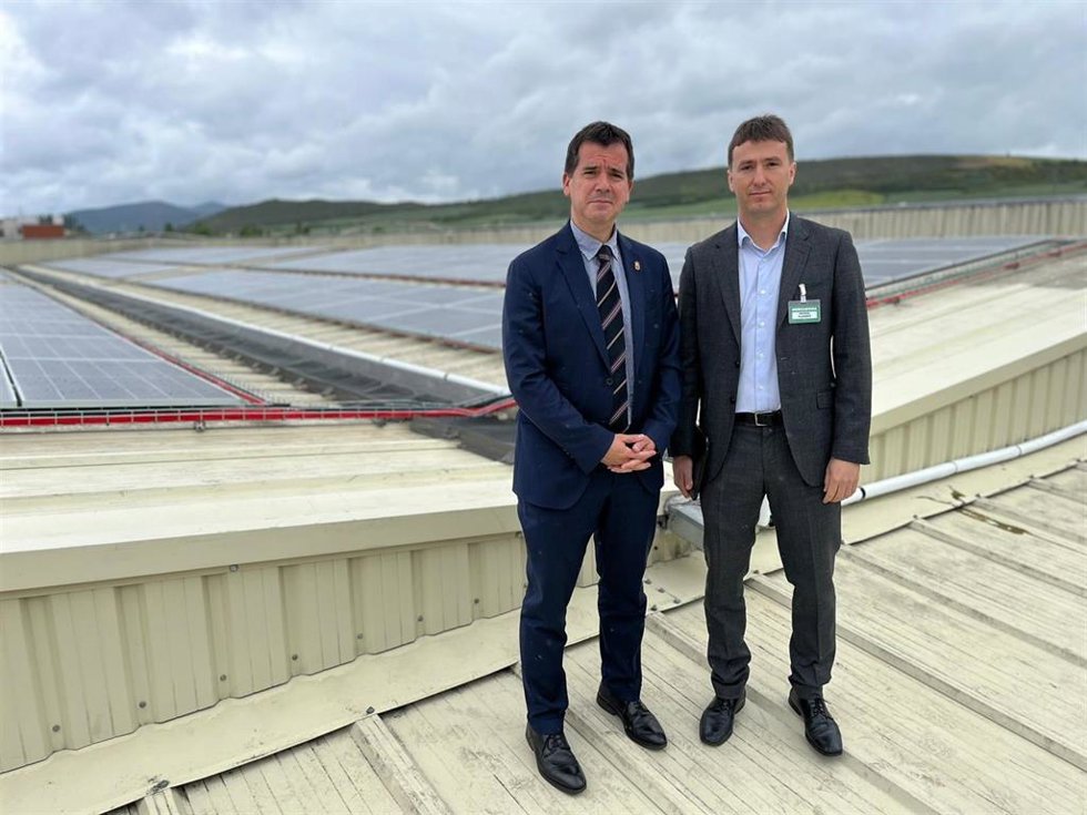 El consejero de Desarrollo Económico y Empresarial del Gobierno de Navarra en funciones, Mikel Irujo (i), visita la tienda de Mercadona en Mutilva.