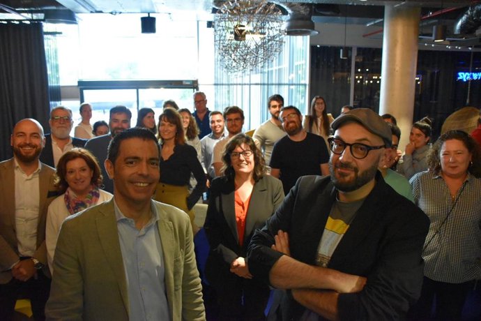 El eurodiputado socialista Marcos Ros , el escritor Miguel Ángel Hernández y murcianos residentes en Bruselas