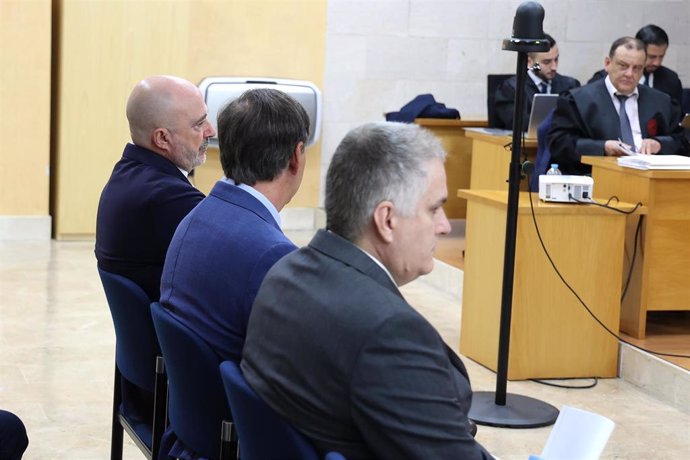 El juez Manuel Penalva (c) y el fiscal Miguel Ángel Subirán (3i) durante un juicio en los juzgados de Sa Gerreria de Palma, a 5 de junio de 2023, en Palma de Mallorca, Mallorca, Baleares (España).