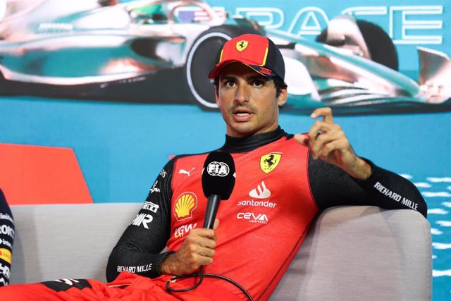 Archivo - El piloto español Carlos Sainz (Ferrari) en rueda de prensa. 