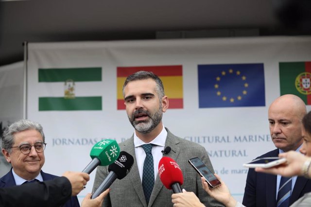 El consejero de Sostenibilidad, Medio Ambiente y Economía Azul, Ramón Fernández-Pacheco, en una atención a medios.