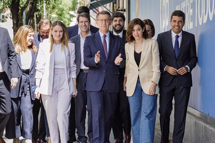 El presidente del Partido Popular, Alberto Núñez Feijóo (c), a su llegada a la Junta Directiva del PP, en la sede de Génova, a 30 de mayo de 2023, en Madrid (España). Durante la Junta Directiva, Feijóo ha llamado a no bajar la guardia y trabajar para ampl