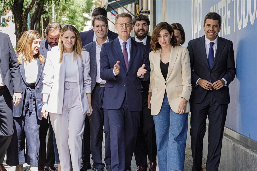 El presidente del Partido Popular, Alberto Núñez Feijóo (c), a su llegada a la Junta Directiva del PP, en la sede de Génova, a 30 de mayo de 2023, en Madrid (España). Durante la Junta Directiva, Feijóo ha llamado a no bajar la guardia y trabajar para am