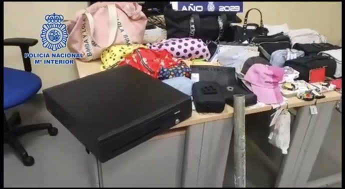 Material incautado por la Policía Nacional tras la detención de un hombre que había robado en una tienda de la zona comercial de Triana, en Las Palmas de Gran Canaria