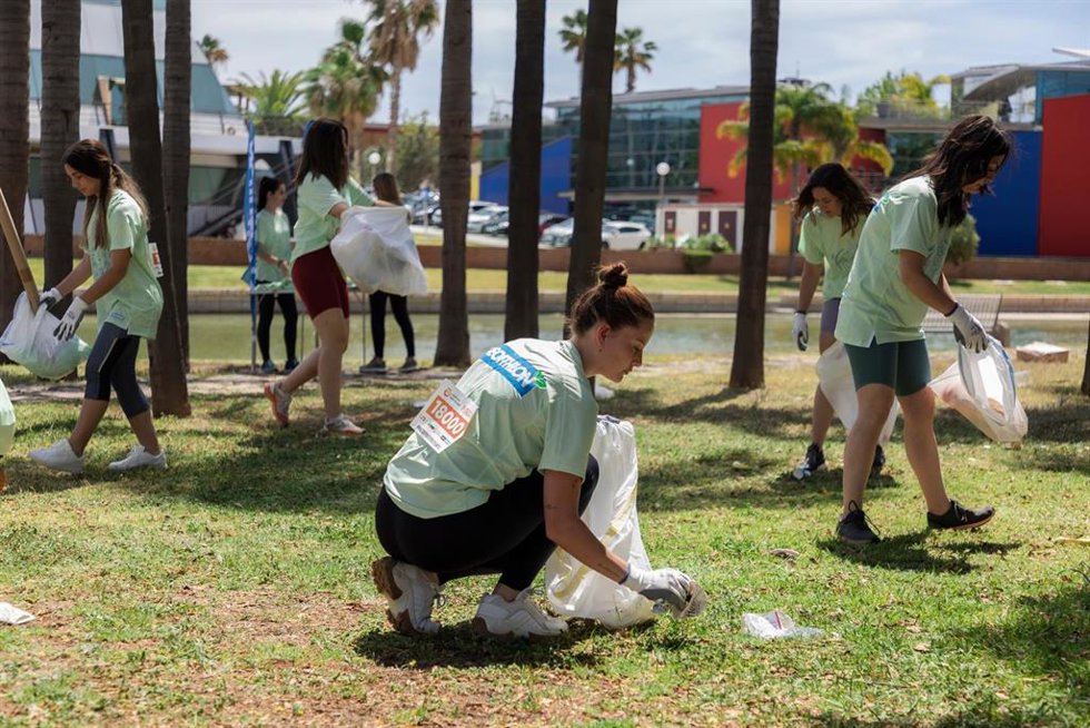 Decathlon colabora con Eleven y la Fundación Blue Life en el Plogging Tour de Bilbao.