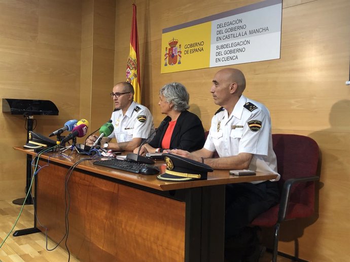 La subdelegada del Gobierno en Cuenca, M Luz Fernández, acompañada por el comisario jefe de la Comisaría Provincial de Policía Nacional, José Luis Serrano, informan en rueda de prensa sobre la operación policial 'Klander'.