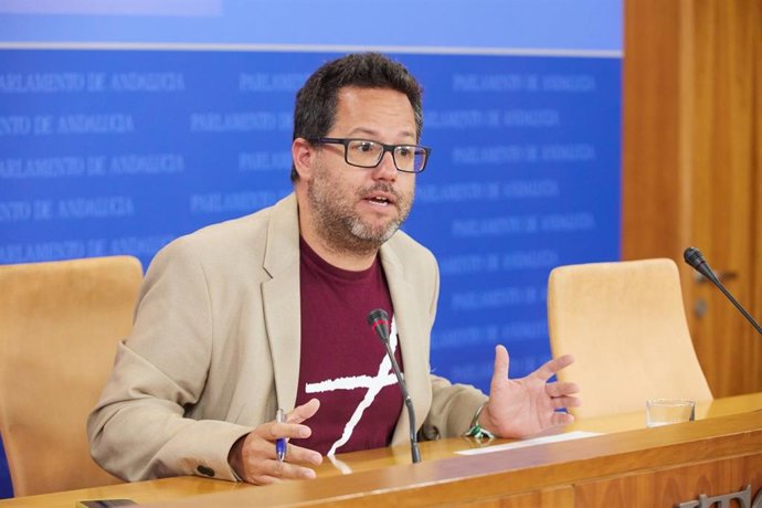 El portavoz del Grupo Mixto-Adelante Andalucía, José Ignacio García, en rueda de prensa en el Parlamento.