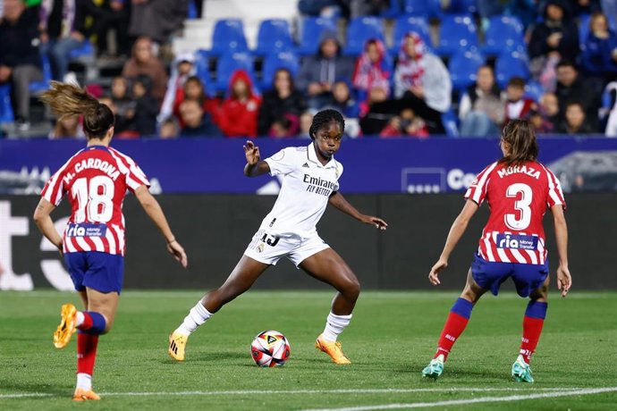 Linda Caicedo ante Ainhoa Vicente Moraza y Marta Cardona en el Real Madrid-Atlético de la Copa de la Reina 2022-2023