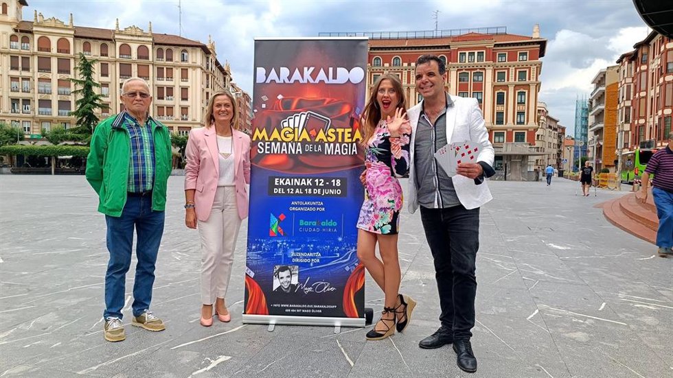 Amaia del Campo con el Mago Oliver, la maga Liuba y Miguel Fernández