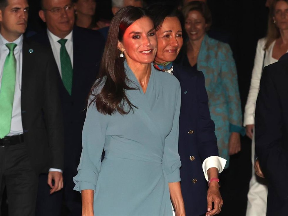 La Reina Letizia, sencillamente perfecta con un diseño gris azulado de Adolfo Domínguez